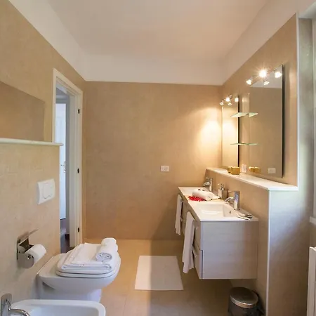 Sleeps 8 ヴィラ メナッジョ